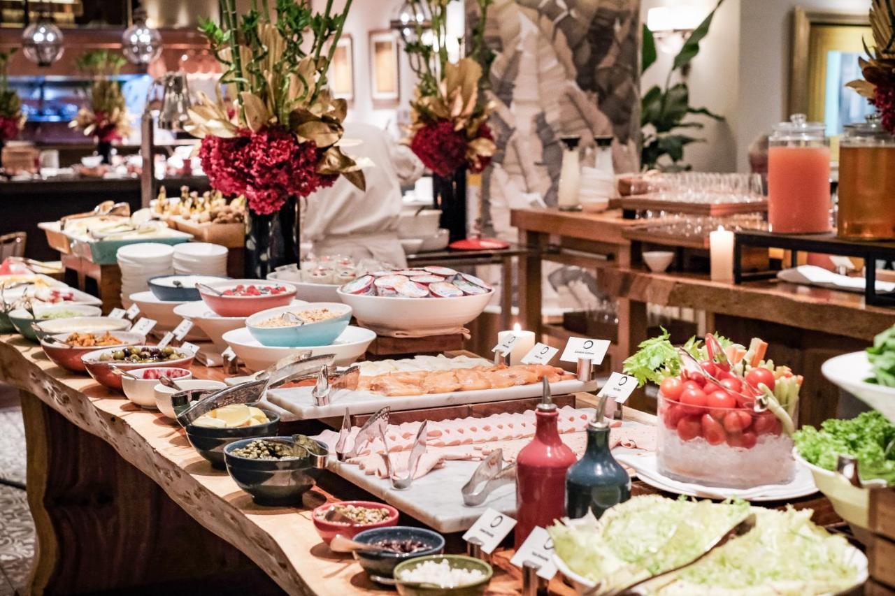 Four Seasons Hotel סינגפור מראה חיצוני תמונה A buffet at a restaurant